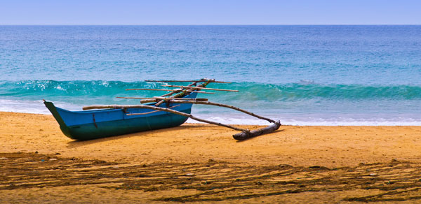 Kano på en strand på Sri Lanka